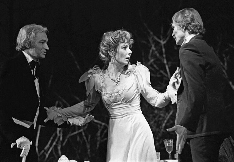 Сцена из спектакля Вишневый сад в Театре Современник Сцена из спектакля Вишневый сад в Театре Современник