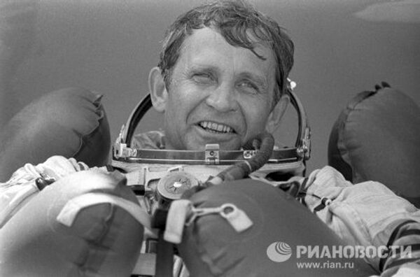 Космонавт Олег Макаров во время тренировки на случай приводнения