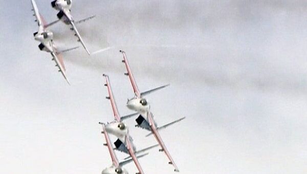 Русские витязи в свой юбилей показали зрителям фигуры высшего пилотажа