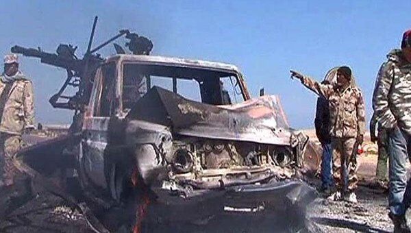 Самолеты НАТО разбомбили автоколонну войск Каддафи. Видео с места события