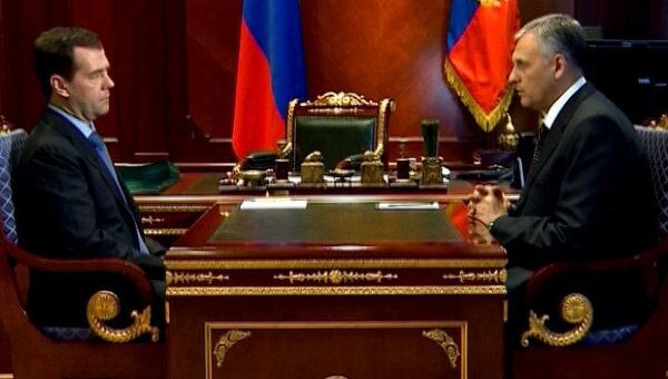 Медведев требует продолжать контроль радиационного фона на Сахалине