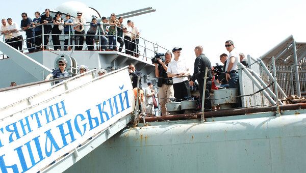В Севастополь прибыл украинский корабль с эвакуированными из Ливии