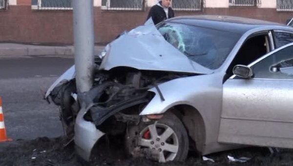 Nissan врезался в фонарный столб на западе Москвы