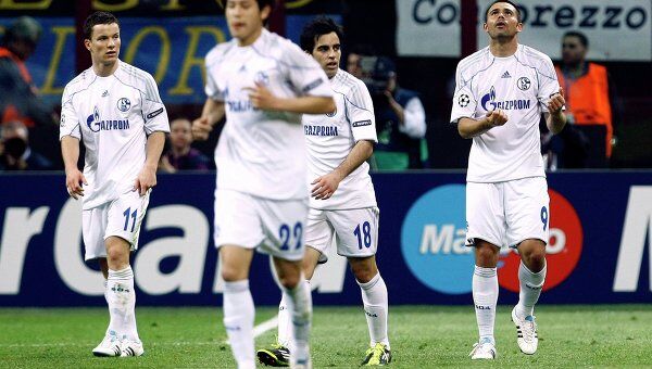 Футболисты Шальке празднуют гол в ворота Интера