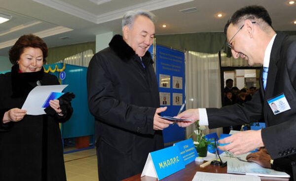 ЦИК Казахстана зарегистрировал Назарбаева избранным президентом страны