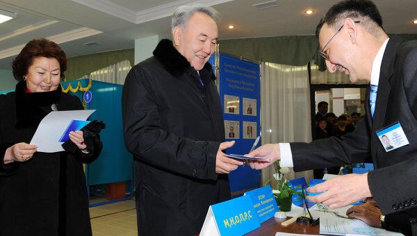 ЦИК Казахстана зарегистрировал Назарбаева избранным президентом страны