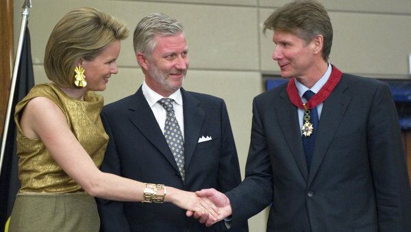 Принц Бельгии Филипп вручил троим российским космонавтам ордена Короны