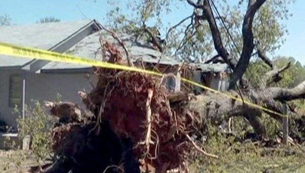 Мощный торнадо повалил деревья и разрушил дома в США