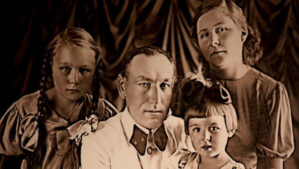 Фото жены и детей маршал Бирюзов всю войну носил с собой