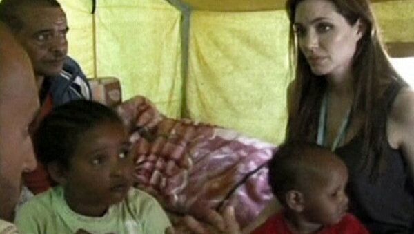 Анджелина Джоли как посол ООН навестила в лагере ливийских беженцев