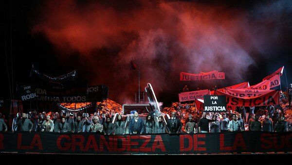 Сцена из спектакля Взлет и падение города Махагони на сцене Королевского театра Мадрида