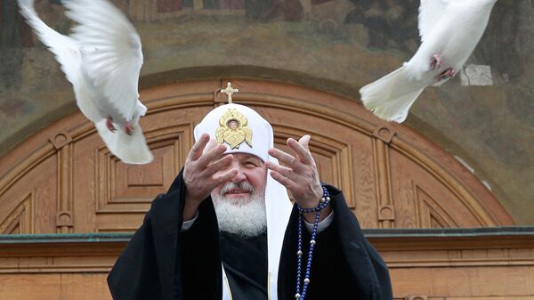 Патриарх Кирилл и Светлана Медведева выпустили в небо голубей в честь праздника Благовещения