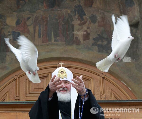 Патриарх Кирилл выпустил в небо голубей в честь праздника Благовещения