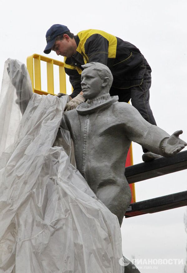 Установка памятника Юрию Гагарину на ВВЦ в Москве