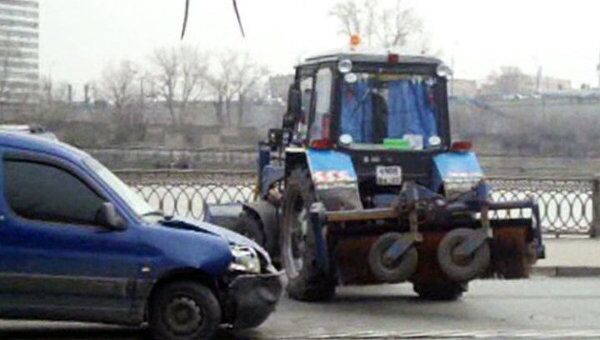 Сitroen Berlingo столкнулся с трактором на набережной в Москве 