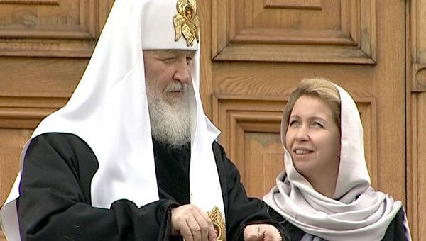 Патриарх Кирилл и Светлана Медведева выпустили голубей в честь Благовещения