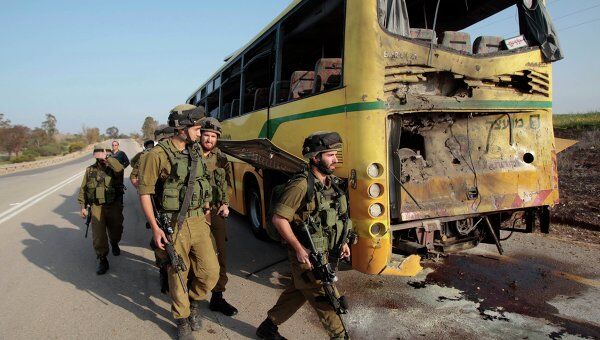 Израильский автобус, попавший под палестинский минометный обстрел на границе с сектором Газа