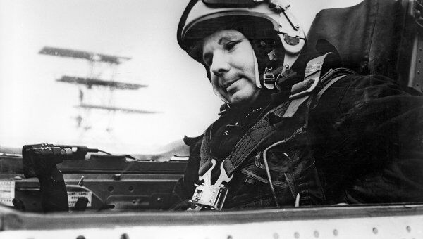 Герой Советского Союза, летчик-космонавт Юрий Гагарин в кабине самолета. Репродукция фотографии 1968 года.