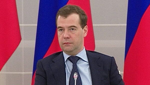 Медведев призвал НКО выделять гранты на создание производства
