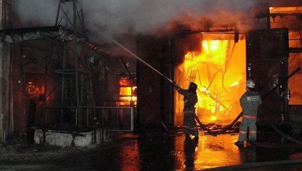 Пожар уничтожил склады на территории завода Амурский металлист
