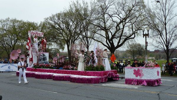 Парад в честь фестиваля цветущей вишни в Вашингтоне