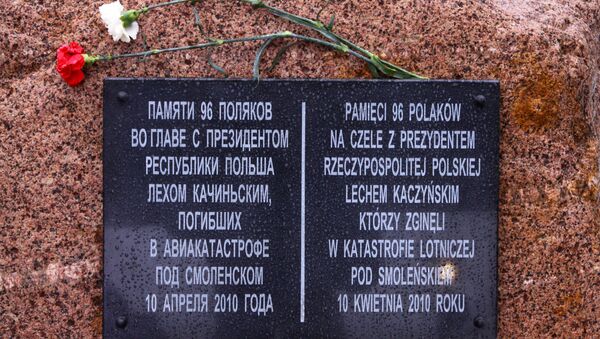 Мемориальная доска на месте крушения польского Ту-154 под Смоленском.