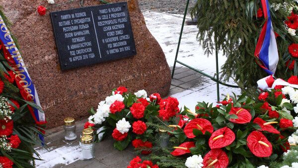 Цветы и свечи возложены у мемориального камня на месте крушения польского Ту-154 под Смоленском. Архив