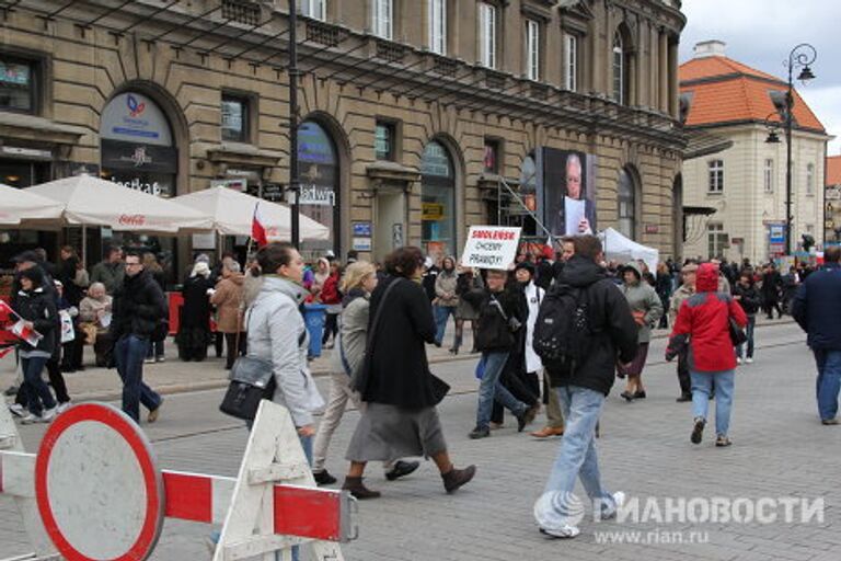 Массовые манифестации в Варшаве в первую годовщину смоленской катастрофы 10 апреля