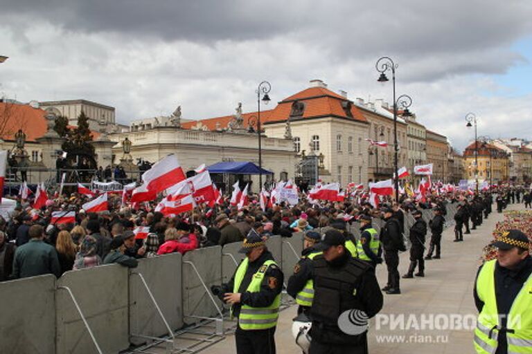 Массовые манифестации в Варшаве в первую годовщину смоленской катастрофы 10 апреля