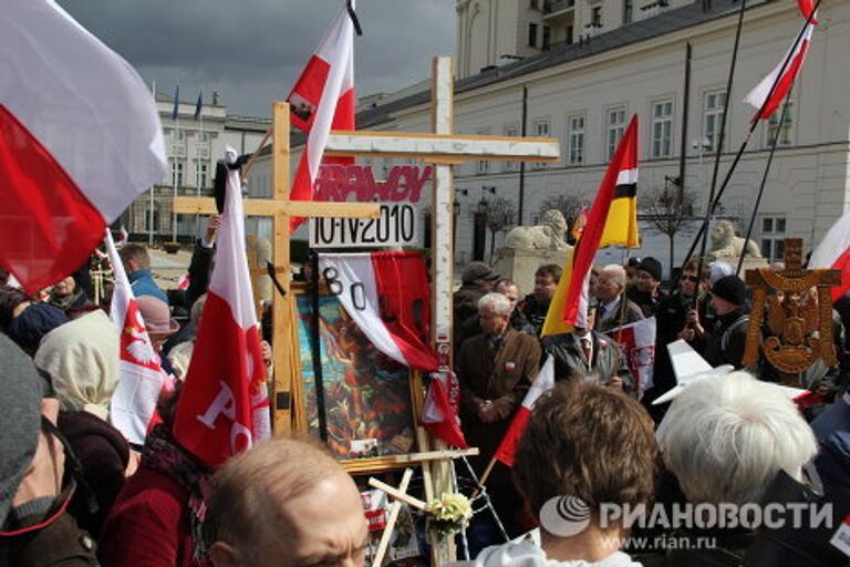 Массовые манифестации в Варшаве в первую годовщину смоленской катастрофы 10 апреля