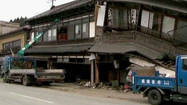 Японцы пытаются найти памятные вещи в разрушенных землетрясением домах