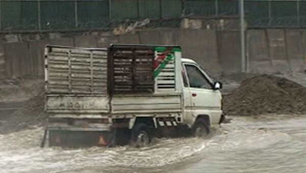  Автомобили с трудом передвигаются по затопленным ливнями улицам Кабула