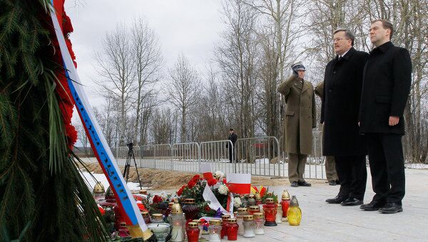 Возложение венков к мемориальному знаку на месте авиакатастрофы польского президентского самолета