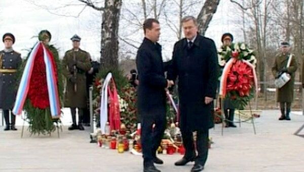 Лидеры РФ и Польши почтили память жертв авиакатастрофы под Смоленском