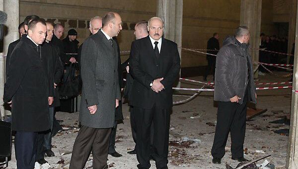 Президент Белоруссии Александр Лукашенко осматривает место взрыва на станции метро Октябрьская