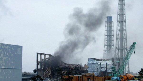 Дым над третьим блоком АЭС Фукусима-1