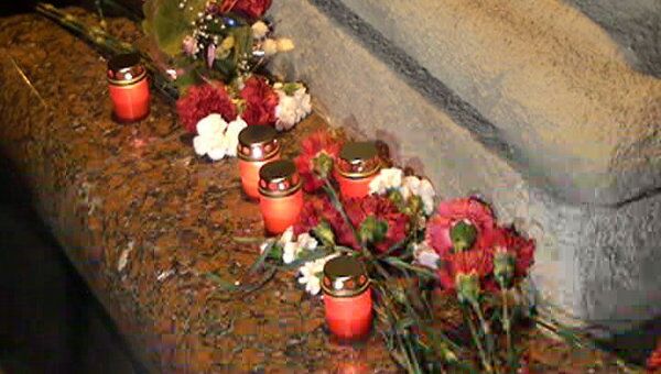 К месту взрыва в минском метро всю ночь приносили цветы и свечи