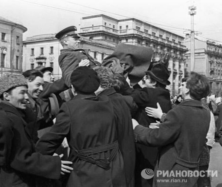 Москвичи на демонстрации в честь полета Юрия Гагарина в космос