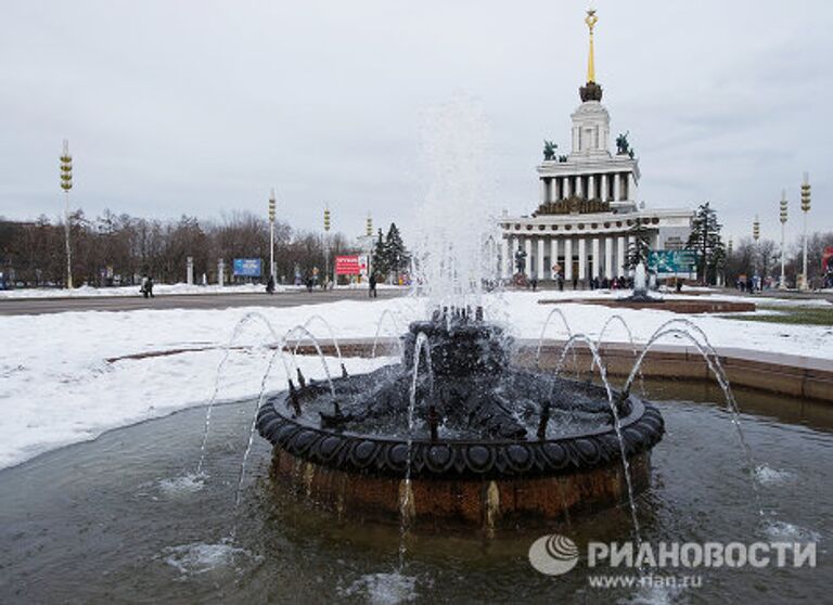 Открытие фонтанов на Центральной аллее ВВЦ