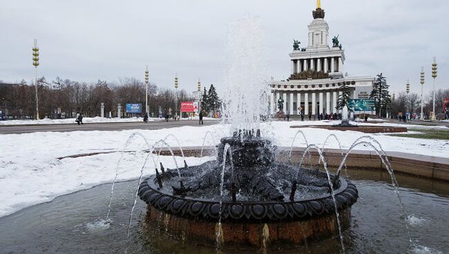 Открытие фонтанов на Центральной аллее ВВЦ. Архив