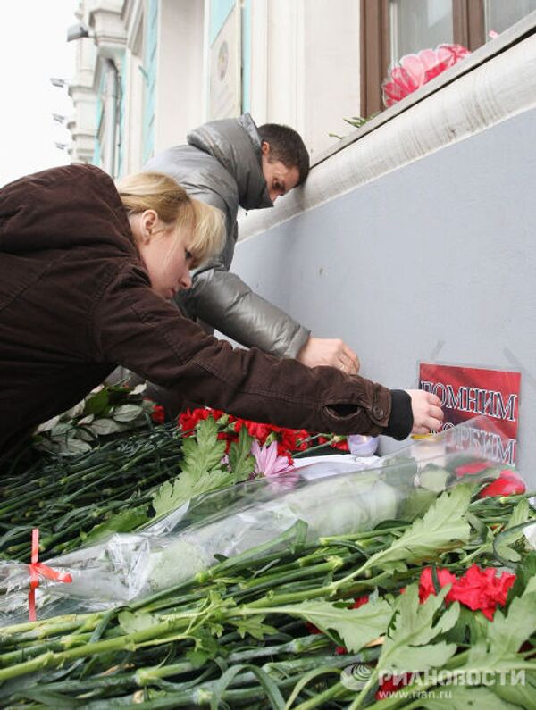 Цветы и свечи у посольства Белоруссии в Москве в память о погибших при взрыве в минском метро
