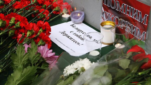 Цветы и свечи у посольства Белоруссии в Москве в память о погибших при взрыве в минском метро