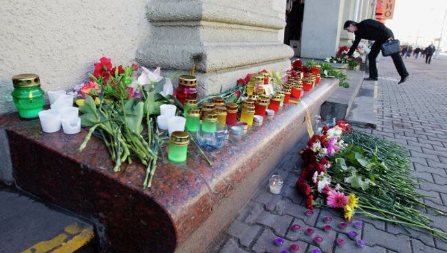 Возложение цветов у метро Октябрьская в память о погибших при взрыве