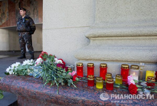 Возложение цветов у метро Октябрьская в память о погибших при взрыве