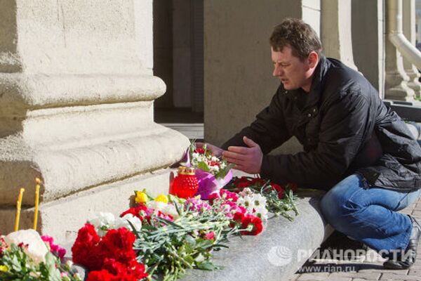 Возложение цветов у метро Октябрьская в память о погибших при взрыве