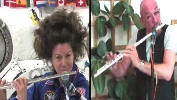 Йэн Андерсон сыграл на флейте в дуэте с астронавткой с МКС