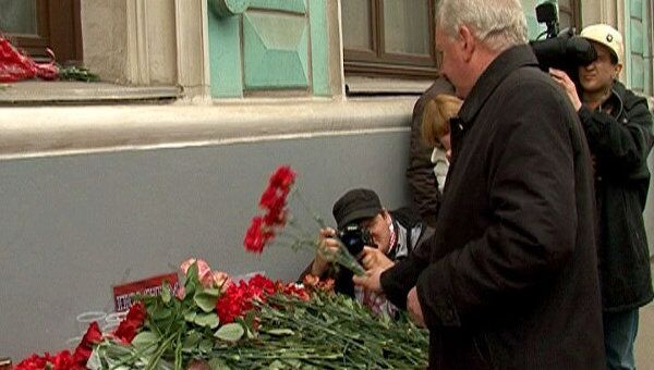 Москвичи несут цветы к посольству Белоруссии