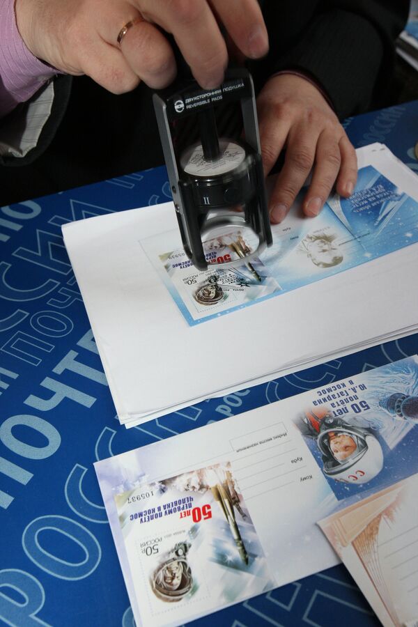 Гашение марок и конвертов, посвященных 50-летию полета Ю.Гагарина в космос, на Главном почтовом отделении Саратова