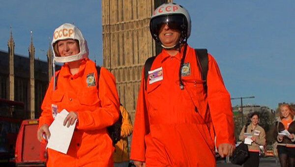 Прогулкой в скафандрах вдоль Темзы отметили День космонавтики в Лондоне