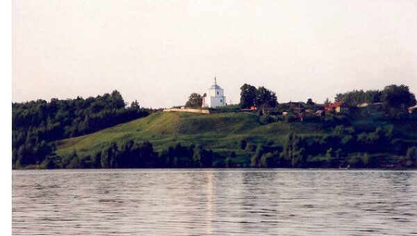 Восстановленный храм Николы на Мере на берегу Волги